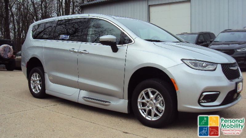 Used 2023 Chrysler Pacifica Touring L with VIN 2C4RC1BG0PR591588 for sale in Peoria, IL